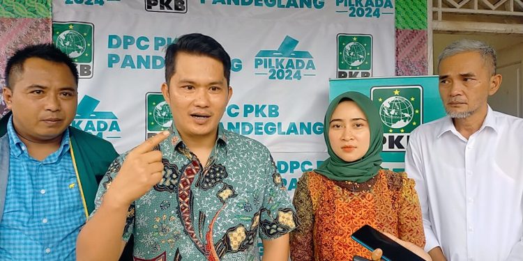 Fitron-Diana Kembalikan Formulir Nyalon Bupati ke PKB