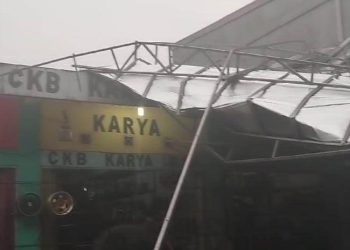 Disapu Angin, Kanopi Bengkel Ban Nyaris Timpa Pedagang Kopi