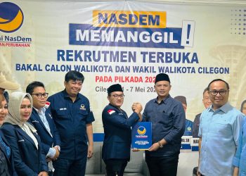 Ratusan Orang Antar Isro Kembalikan Formulir Pendaftaran Bacalon Walikota Cilegon ke NasDem