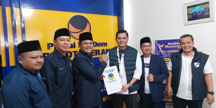 Wahyudin Djahidi Kembalikan Formulir Pendaftaran ke DPD NasDem Kota Serang