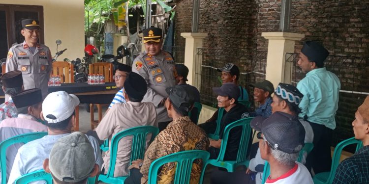 Kapolres Serang Temui Tukang Gali Kubur dan Pemandi Jenazah