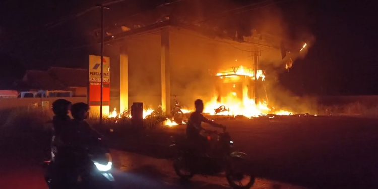 SPBU Mini di Pandeglang Dilalap Sijago Merah, Petugas Terluka-Satu Unit Motor Hangus
