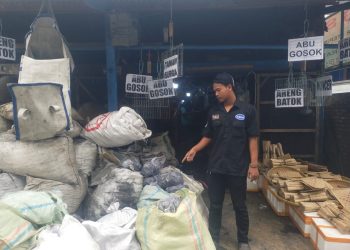Penjual Arang di Cilegon Mengeluh Sepi Pembeli