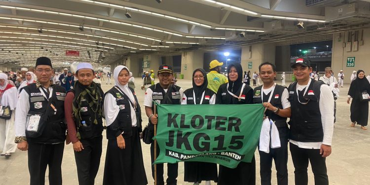440 Jemaah Haji Asal Pandeglang Sedang Melaksanakan Lontar Jumrah