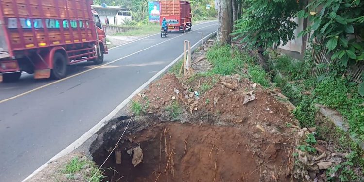 Hati-hati, Bahu Jalan AMD Lintas Timur Pandeglang Longsor