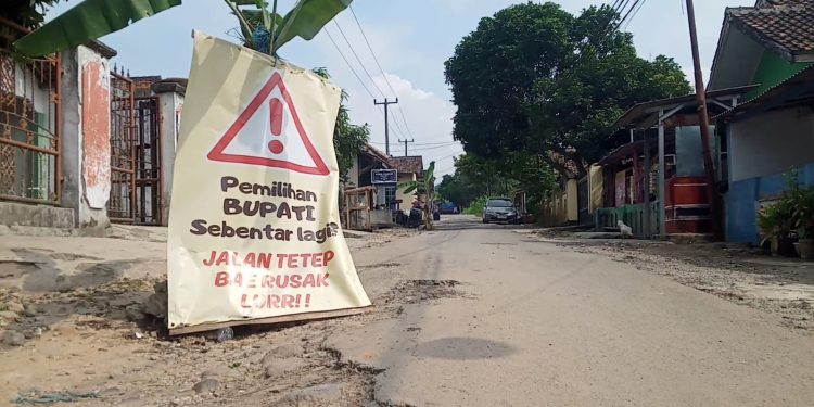 Warga Ciekek Hilir Tanam Pohon Pisang di Jalan, DPUPR Pandeglang: Tahun Depan Diperbaiki