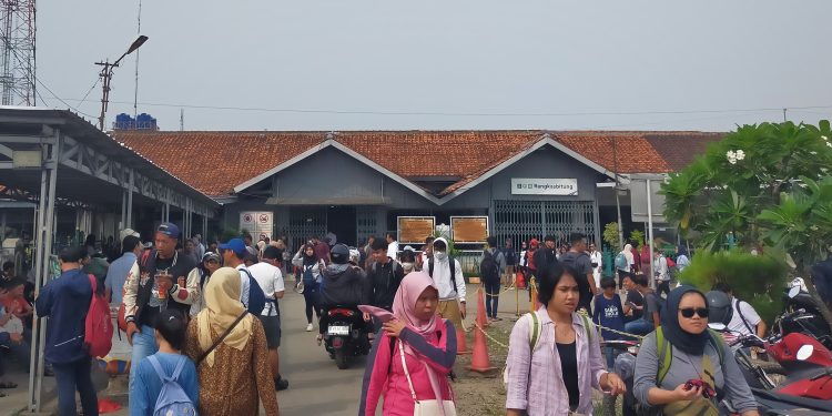 Libur Akhir Pekan, Stasiun Rangkasbitung Dipadati Penumpang
