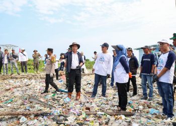 Sambut Hari Lingkungan Hidup, Pejabat Bersih-bersih Pantai Labuan