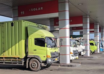 Antrean Truk Mengular di Rest Area SPBU 42 Balaraja