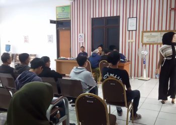 Ratusan Orang Antre Bayar Denda dan Ambil Bukti Tilang di Kejari Pandeglang