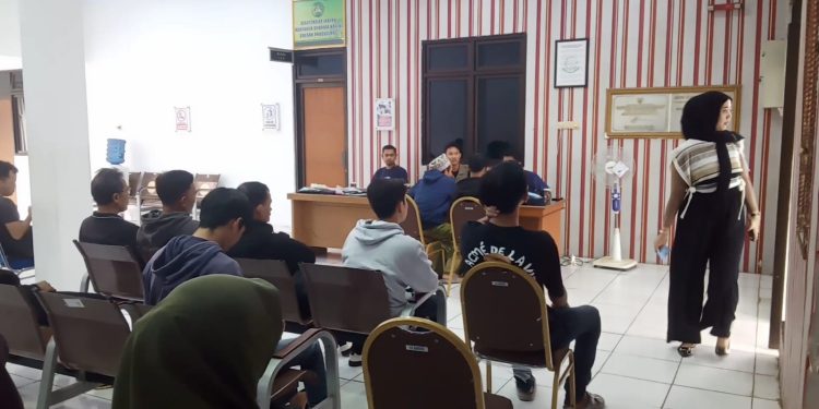 Ratusan Orang Antre Bayar Denda dan Ambil Bukti Tilang di Kejari Pandeglang