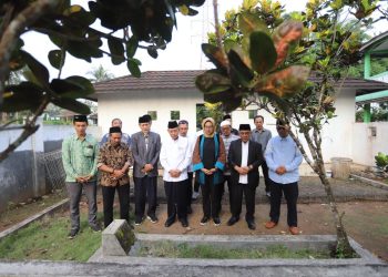 Airin Ziarah ke Makam Tokoh Pendiri Matla’ul Anwar di Pandeglang