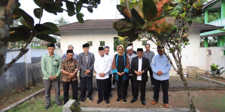 Airin Ziarah ke Makam Tokoh Pendiri Matla’ul Anwar di Pandeglang