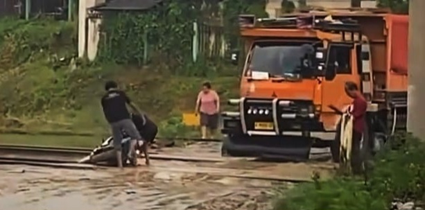 Aktivitas Truk Pengangkut Tanah dan Pasir Bikin Jalan Prof Dr Insinyur Soetami Licin