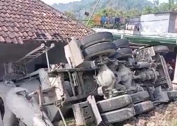 Sopir Microsleep, Truk Molen Timpa Rumah