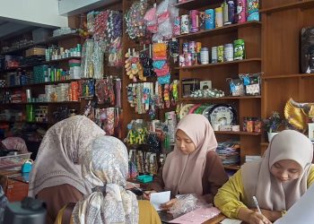 Jelang Masuk Sekolah, Toko Alat Tulis di Pasar Pandeglang Diserbu Pembeli
