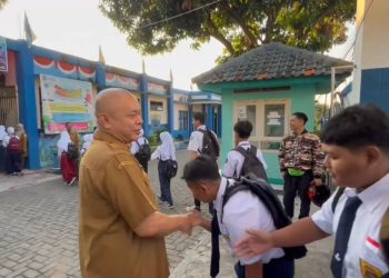 Hari Pertama Sekolah: Siswa Antusias, Orang Tua Sibuk