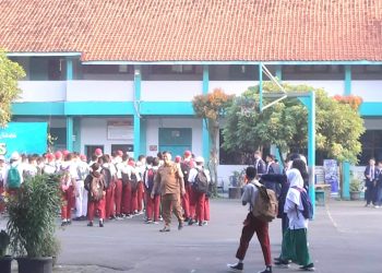 Hari Pertama Masuk Sekolah, Orang Tua Terpaksa Izin Kerja