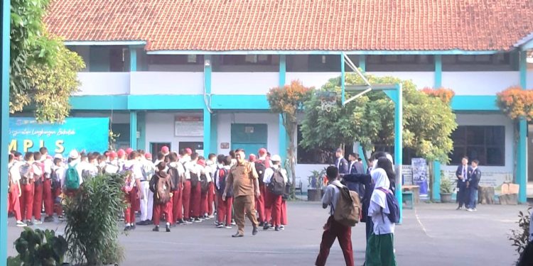 Hari Pertama Masuk Sekolah, Orang Tua Terpaksa Izin Kerja