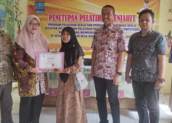 32 Ibu-ibu di Baros Dibekali Skill Menjahit