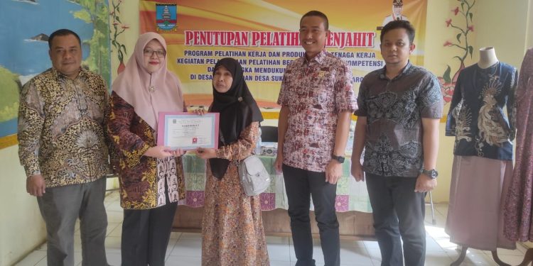 32 Ibu-ibu di Baros Dibekali Skill Menjahit