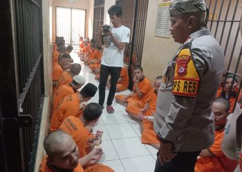 Interaksi dengan Tahanan, Kapolres Serang Beri Tebakan dan Bagikan Makanan