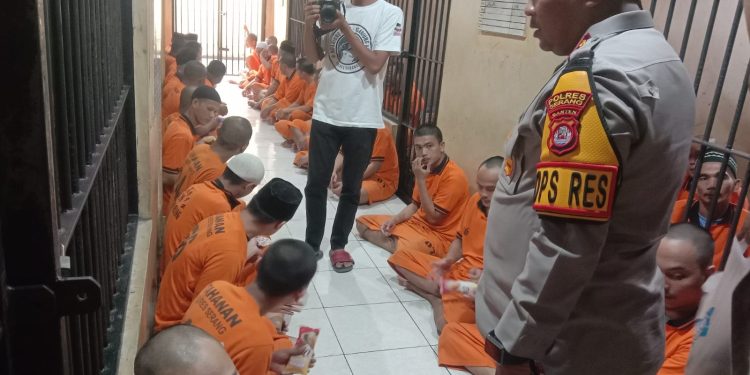 Interaksi dengan Tahanan, Kapolres Serang Beri Tebakan dan Bagikan Makanan