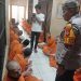 Interaksi dengan Tahanan, Kapolres Serang Beri Tebakan dan Bagikan Makanan