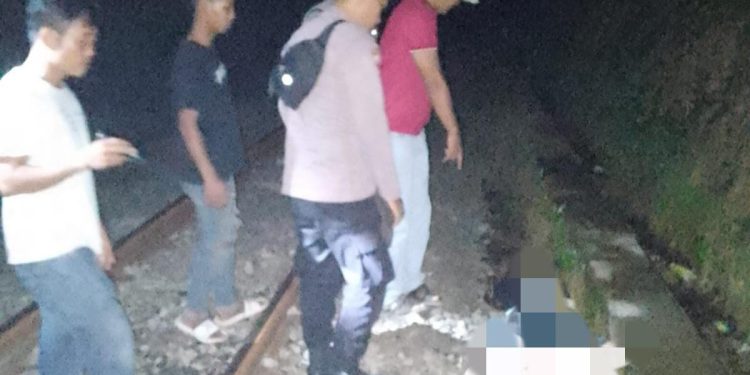 Motor Terjun Bebas ke Jalur Kereta Api di Cikeusal, Satu Korban Tewas dan Satu Lagi Luka Berat