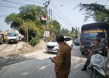 Satpol PP Lebak Akan Gusur Pasir yang Disimpan di Bahu Jalan