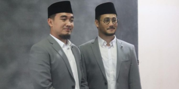 Anak Mardiono Foto Bareng Robinsar dengan Setelan Jas Sama, Berpasangan di Pilkada Cilegon?