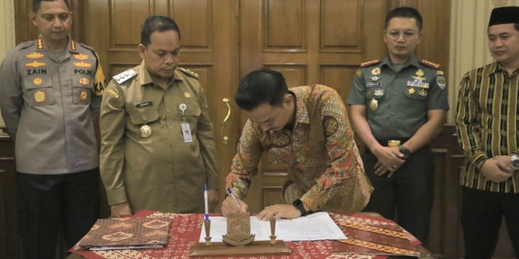 Dukung 100 Persen Pilkada Serentak, Kemendagri Beri Pemkot Tangerang Trofi