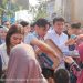 Berkunjung ke Cipondoh, Gibran dan Faldo Bagi bagi Susu dan Buku Tulis