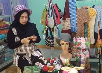 Berawal dari Hobi, Perempuan Muda Asal Pandeglang Raup Cuan Jutaan Rupiah dari Bisnis Merajut