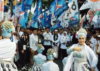 Daftar ke KPU Pandeglang, Dewi-Iing Jalan Kaki Bareng Ribuan Pendukung