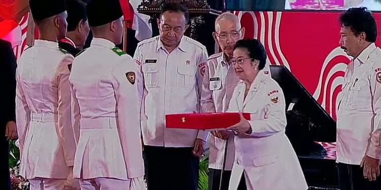 Sempat Terhenti 56 Tahun, Tradisi Penyerahan Duplikat Bendera Pusaka Jelang HUT Ke-79 RI Dihidupkan Lagi
