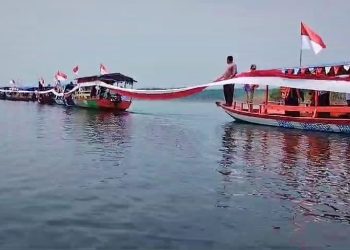 900 Meter Bendera Merah Putih Dibentangkan di Bendungan Karian