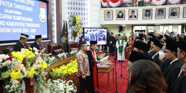 55 Anggota DPRD Kabupaten Tangerang Diambil Sumpah, Amud Ketua Sementara