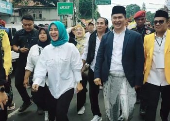 Daftar ke KPU Pandeglang, Fitron-Diana Dikawal Ribuan Orang