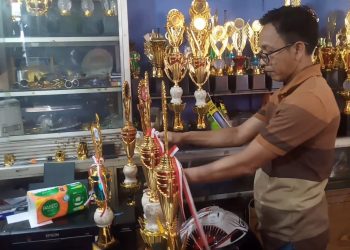Jelang Agustusan, Pedagang Piala di Pandeglang Banjir Orderan