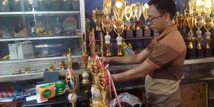Jelang Agustusan, Pedagang Piala di Pandeglang Banjir Orderan