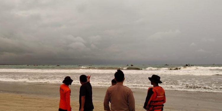Pengamen Ondel-Ondel Asal Jakarta Tenggelam di Pantai Karangseke