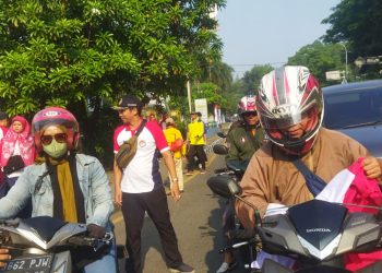 Jelang Perayaan HUT ke-79 RI,  Kesbangpol Kota Tangerang Bagi-bagi Bendera