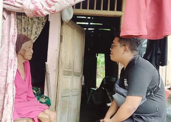 Hidup Sebatang Kara, Nenek Sarkati Makan dari Belas Kasihan