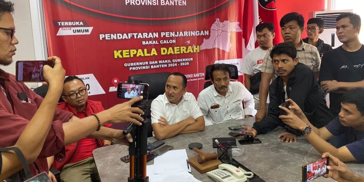 Adib Miftahul: Airlangga Mundur, PDIP Rawan Ditinggalkan Golkar