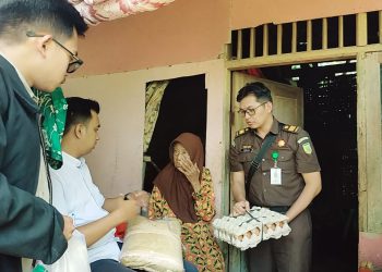 Kejari Pandeglang Bantu Nenek Sarkati yang Menjalani Hidup Sebatang Kara