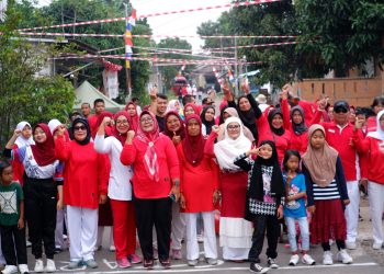 Warga Griya Reang Indah Meriahkan Hari Kemerdekaan dengan Atribut Serba Merah Putih