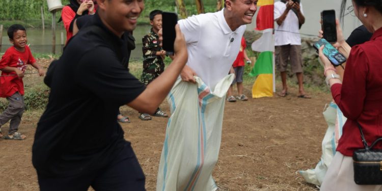 Meriahkan HUT RI ke 79, Faldo Ikut Lomba Balap Karung di Cipondoh