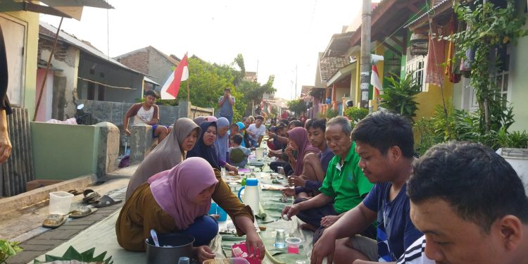 Makan Bersama Sepanjang 350 Meter Jadi Cara Warga Ciwaduk Isi Peringatan Kemerdekaan