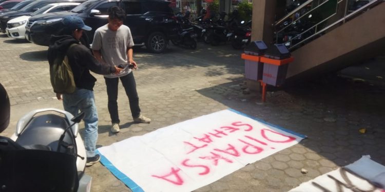 Tolak Revisi UU Pilkada, BEM UNIS Unjuk Rasa ke Senayan